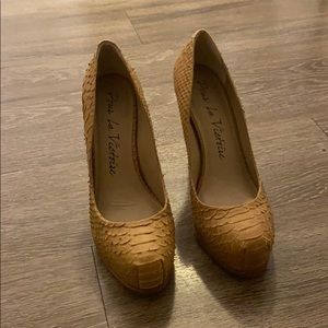 Pour La Victoire pumps